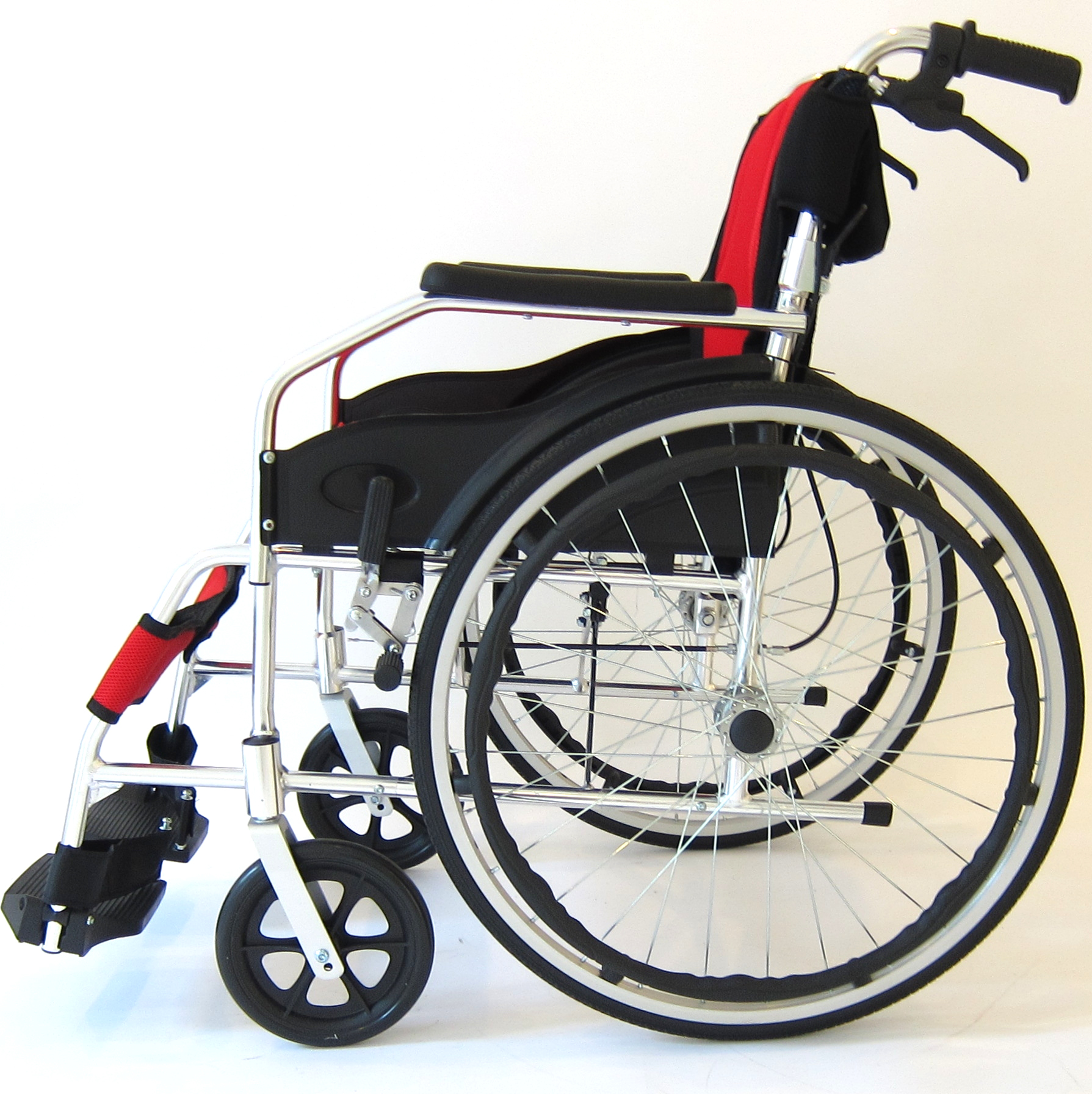 カドクラ・チャップス・レッド｜サビに強く、軽くて頑丈なアルミ車椅子